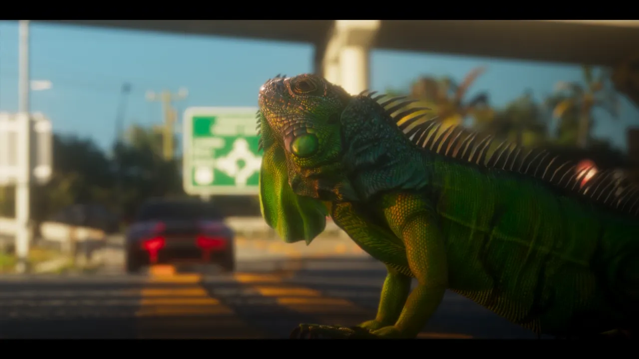 Un iguane vert en gros plan au bord d'une route, sous un échangeur ; une voiture et un panneau routier vert au second plan.